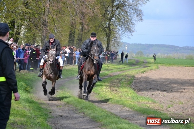Zdjęcie w galerii na portalu naszraciborz.pl: Galopem, czyli finał bieńkowickiej procesji konnej  wiadomości z regionu