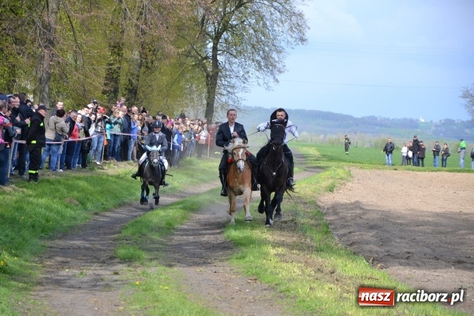 Zdjęcie w galerii na portalu naszraciborz.pl: Galopem, czyli finał bieńkowickiej procesji konnej  wiadomości z regionu
