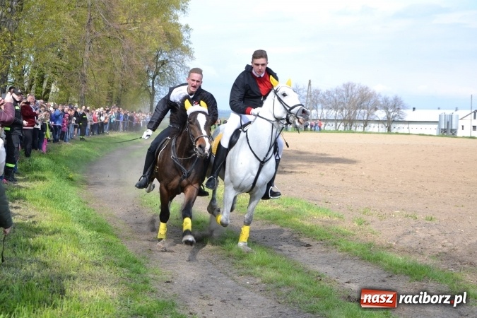 Zdjęcie w galerii na portalu naszraciborz.pl: Galopem, czyli finał bieńkowickiej procesji konnej  wiadomości z regionu
