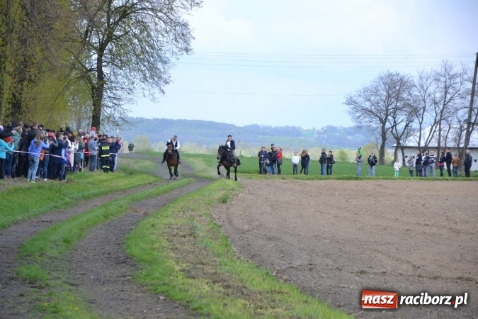 Zdjęcie w galerii na portalu naszraciborz.pl: Galopem, czyli finał bieńkowickiej procesji konnej  wiadomości z regionu