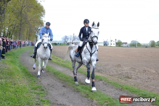 Zdjęcie w galerii na portalu naszraciborz.pl: Galopem, czyli finał bieńkowickiej procesji konnej  wiadomości z regionu