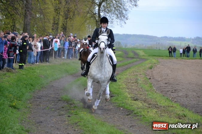 Zdjęcie w galerii na portalu naszraciborz.pl: Galopem, czyli finał bieńkowickiej procesji konnej  wiadomości z regionu
