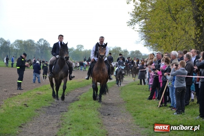 Zdjęcie w galerii na portalu naszraciborz.pl: Galopem, czyli finał bieńkowickiej procesji konnej  wiadomości z regionu