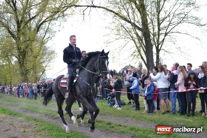 Zdjęcie w galerii na portalu naszraciborz.pl: Galopem, czyli finał bieńkowickiej procesji konnej  wiadomości z regionu