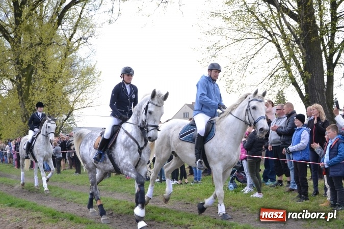 Zdjęcie w galerii na portalu naszraciborz.pl: Galopem, czyli finał bieńkowickiej procesji konnej  wiadomości z regionu