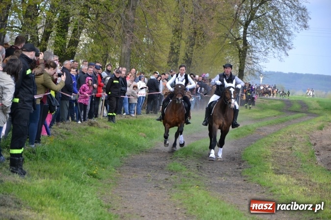 Zdjęcie w galerii na portalu naszraciborz.pl: Galopem, czyli finał bieńkowickiej procesji konnej  wiadomości z regionu