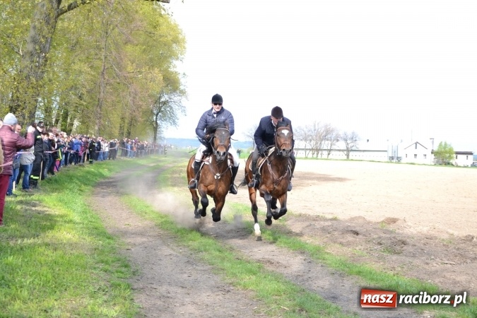 Zdjęcie w galerii na portalu naszraciborz.pl: Galopem, czyli finał bieńkowickiej procesji konnej  wiadomości z regionu