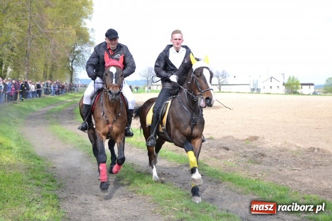 Zdjęcie w galerii na portalu naszraciborz.pl: Galopem, czyli finał bieńkowickiej procesji konnej  wiadomości z regionu