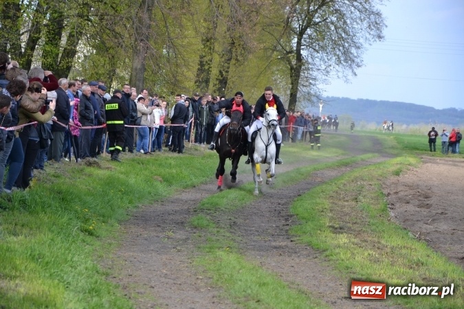 Zdjęcie w galerii na portalu naszraciborz.pl: Galopem, czyli finał bieńkowickiej procesji konnej  wiadomości z regionu