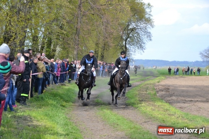 Zdjęcie w galerii na portalu naszraciborz.pl: Galopem, czyli finał bieńkowickiej procesji konnej  wiadomości z regionu