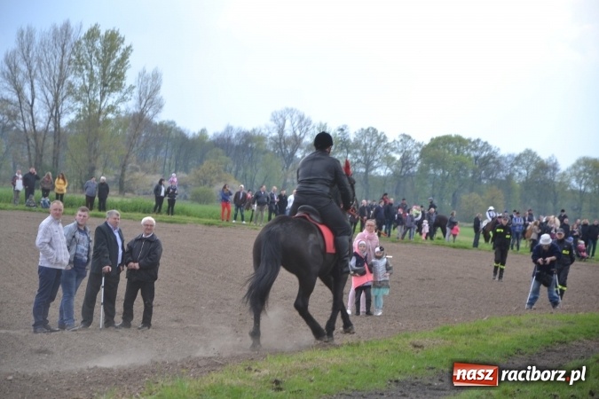 Zdjęcie w galerii na portalu naszraciborz.pl: Galopem, czyli finał bieńkowickiej procesji konnej  wiadomości z regionu