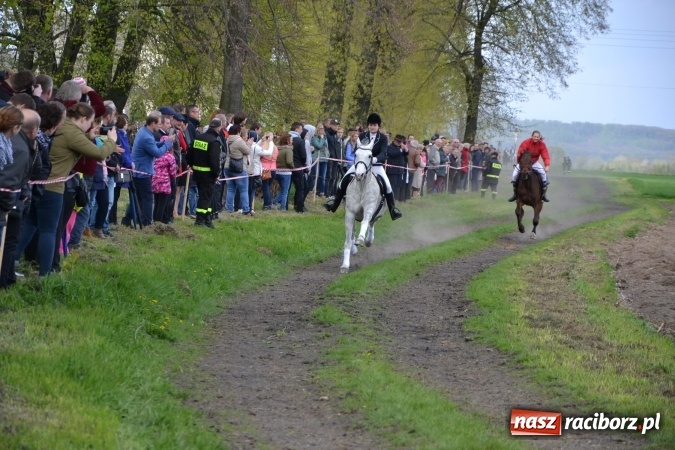 Zdjęcie w galerii na portalu naszraciborz.pl: Galopem, czyli finał bieńkowickiej procesji konnej  wiadomości z regionu