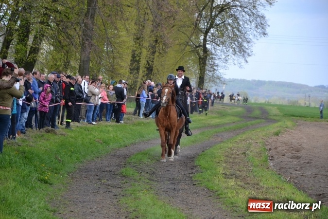 Zdjęcie w galerii na portalu naszraciborz.pl: Galopem, czyli finał bieńkowickiej procesji konnej  wiadomości z regionu