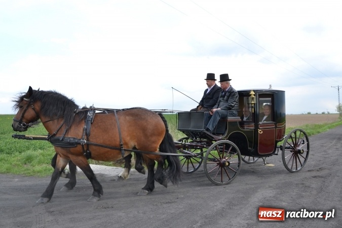 Zdjęcie w galerii na portalu naszraciborz.pl: Galopem, czyli finał bieńkowickiej procesji konnej  wiadomości z regionu