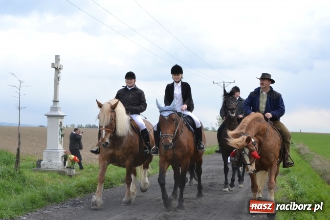 Zdjęcie w galerii na portalu naszraciborz.pl: Galopem, czyli finał bieńkowickiej procesji konnej  wiadomości z regionu