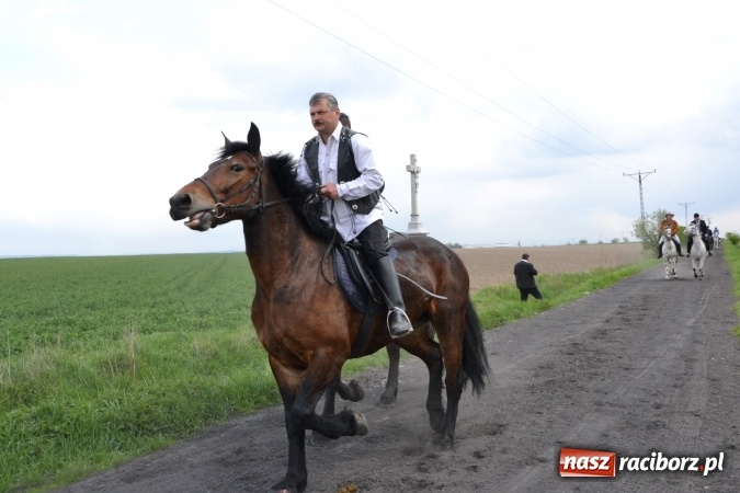 Zdjęcie w galerii na portalu naszraciborz.pl: Galopem, czyli finał bieńkowickiej procesji konnej  wiadomości z regionu