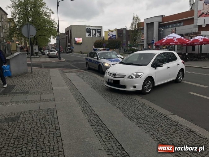 Zdjęcie w galerii na portalu naszraciborz.pl: Trudno będzie pobić ten wyczyn. Miszcz parkowania z ulicy Mickiewicza wiadomości z regionu