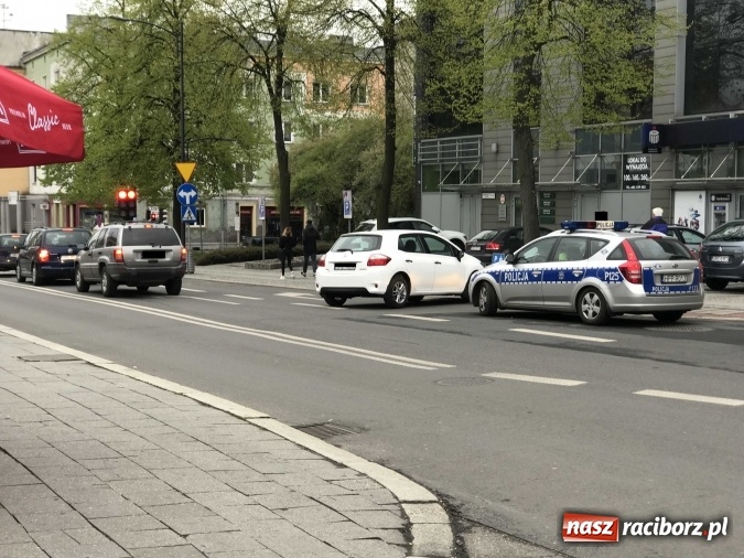 Zdjęcie w galerii na portalu naszraciborz.pl: Trudno będzie pobić ten wyczyn. Miszcz parkowania z ulicy Mickiewicza wiadomości z regionu