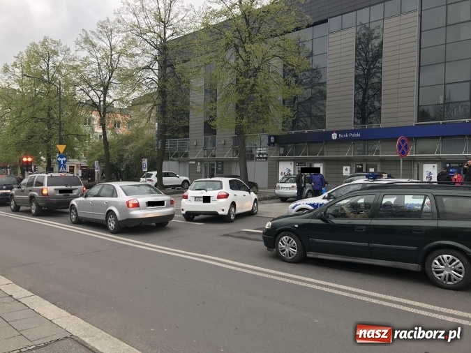 Zdjęcie w galerii na portalu naszraciborz.pl: Trudno będzie pobić ten wyczyn. Miszcz parkowania z ulicy Mickiewicza wiadomości z regionu