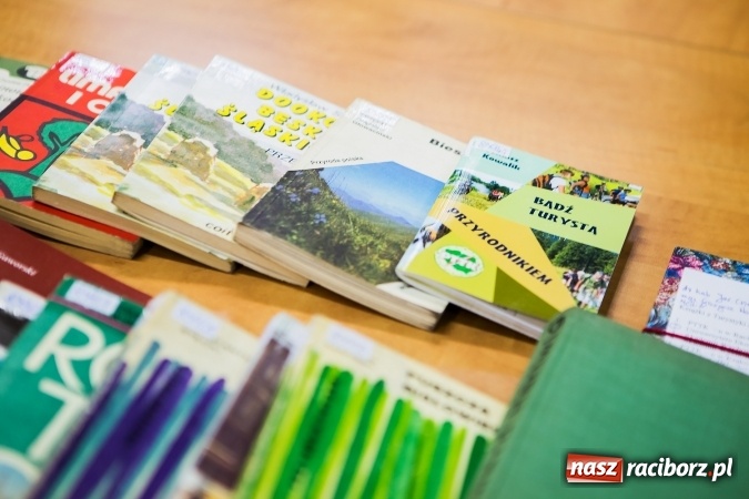 Zdjęcie w galerii na portalu naszraciborz.pl: Na turystycznym szlaku - wystawa książek turystycznych w zbiorach biblioteki PWSZ  wiadomości z regionu
