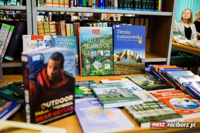 Zdjęcie w galerii na portalu naszraciborz.pl: Na turystycznym szlaku - wystawa książek turystycznych w zbiorach biblioteki PWSZ  wiadomości z regionu