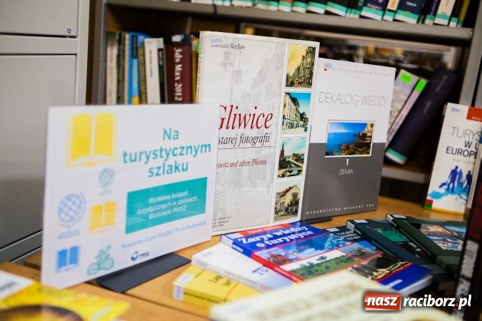 Zdjęcie w galerii na portalu naszraciborz.pl: Na turystycznym szlaku - wystawa książek turystycznych w zbiorach biblioteki PWSZ  wiadomości z regionu