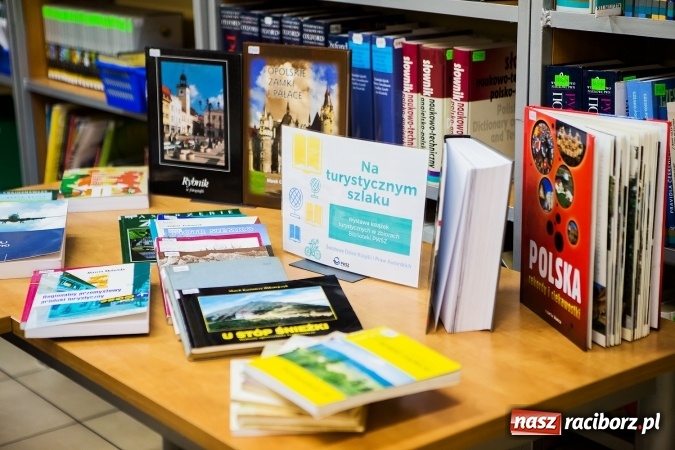 Zdjęcie w galerii na portalu naszraciborz.pl: Na turystycznym szlaku - wystawa książek turystycznych w zbiorach biblioteki PWSZ  wiadomości z regionu