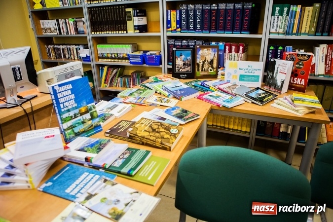 Zdjęcie w galerii na portalu naszraciborz.pl: Na turystycznym szlaku - wystawa książek turystycznych w zbiorach biblioteki PWSZ  wiadomości z regionu