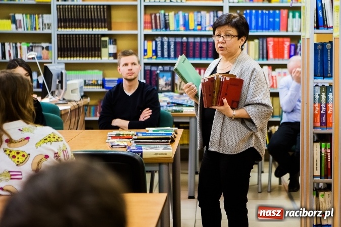 Zdjęcie w galerii na portalu naszraciborz.pl: Na turystycznym szlaku - wystawa książek turystycznych w zbiorach biblioteki PWSZ  wiadomości z regionu