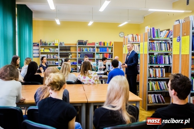 Zdjęcie w galerii na portalu naszraciborz.pl: Na turystycznym szlaku - wystawa książek turystycznych w zbiorach biblioteki PWSZ  wiadomości z regionu
