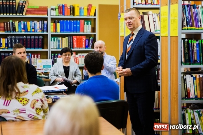 Zdjęcie w galerii na portalu naszraciborz.pl: Na turystycznym szlaku - wystawa książek turystycznych w zbiorach biblioteki PWSZ  wiadomości z regionu
