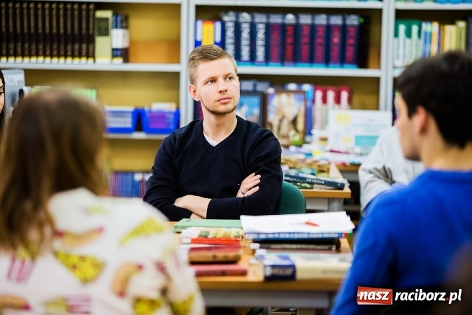 Zdjęcie w galerii na portalu naszraciborz.pl: Na turystycznym szlaku - wystawa książek turystycznych w zbiorach biblioteki PWSZ  wiadomości z regionu