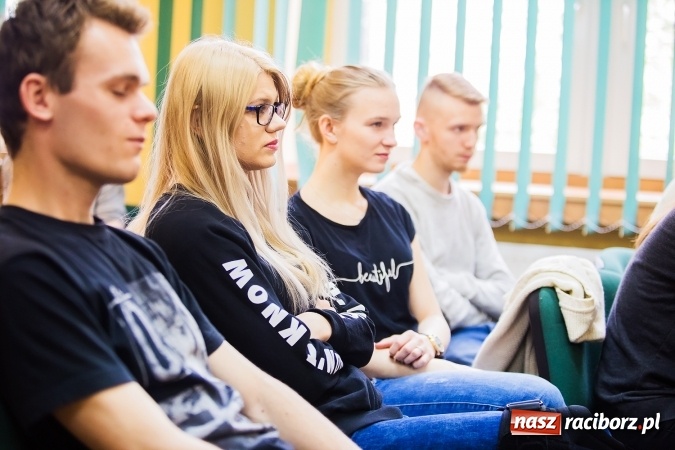 Zdjęcie w galerii na portalu naszraciborz.pl: Na turystycznym szlaku - wystawa książek turystycznych w zbiorach biblioteki PWSZ  wiadomości z regionu