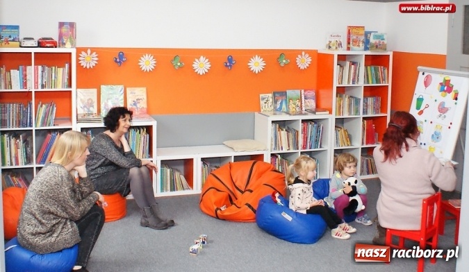 Zdjęcie w galerii na portalu naszraciborz.pl: Głośne czytanie i kolorowe zabawki - Klub Malucha zorganizował kolejne spotkanie wiadomości z regionu