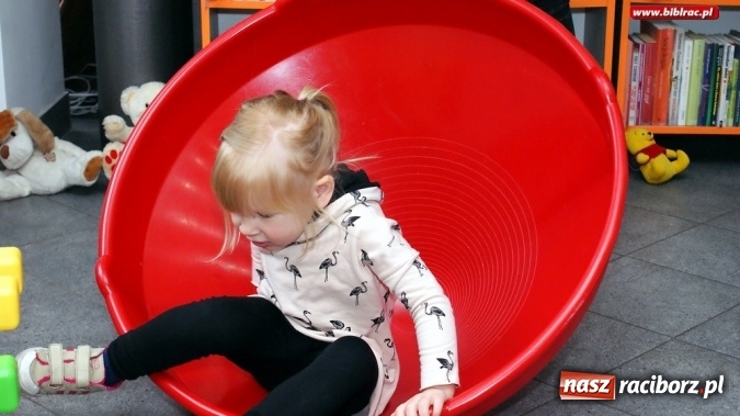 Zdjęcie w galerii na portalu naszraciborz.pl: Głośne czytanie i kolorowe zabawki - Klub Malucha zorganizował kolejne spotkanie wiadomości z regionu