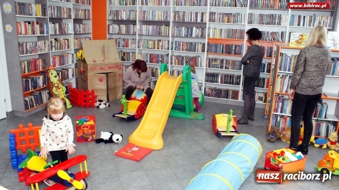 Zdjęcie w galerii na portalu naszraciborz.pl: Głośne czytanie i kolorowe zabawki - Klub Malucha zorganizował kolejne spotkanie wiadomości z regionu