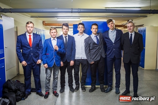 Zdjęcie w galerii na portalu naszraciborz.pl: Drugi dzień egzaminu gimnazjalnego - dzisiaj uczniowie mierzyli się z częścią matematyczno-przyrodniczą  wiadomości z regionu