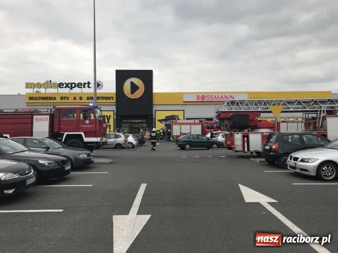 Zdjęcie w galerii na portalu naszraciborz.pl: Zadymienie w Media Expert. Akcja strażaków w centrum handlowym przy Rybnickiej wiadomości z regionu