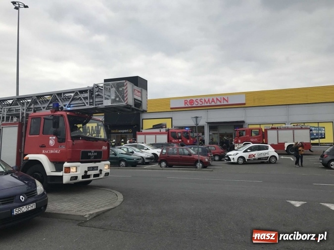 Zdjęcie w galerii na portalu naszraciborz.pl: Zadymienie w Media Expert. Akcja strażaków w centrum handlowym przy Rybnickiej wiadomości z regionu