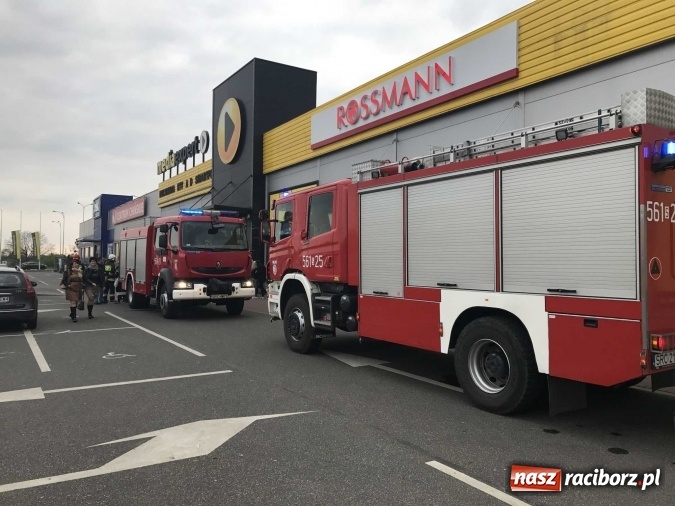 Zdjęcie w galerii na portalu naszraciborz.pl: Zadymienie w Media Expert. Akcja strażaków w centrum handlowym przy Rybnickiej wiadomości z regionu