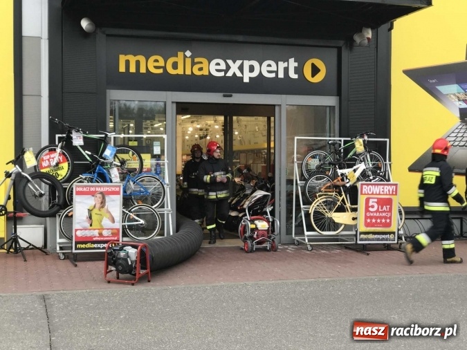 Zdjęcie w galerii na portalu naszraciborz.pl: Zadymienie w Media Expert. Akcja strażaków w centrum handlowym przy Rybnickiej wiadomości z regionu