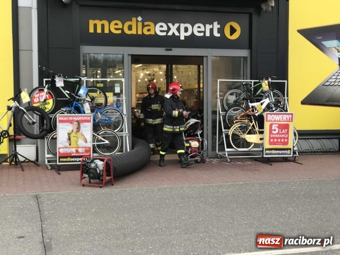 Zdjęcie w galerii na portalu naszraciborz.pl: Zadymienie w Media Expert. Akcja strażaków w centrum handlowym przy Rybnickiej wiadomości z regionu