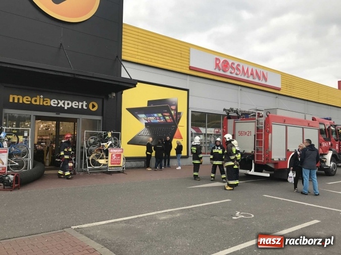 Zdjęcie w galerii na portalu naszraciborz.pl: Zadymienie w Media Expert. Akcja strażaków w centrum handlowym przy Rybnickiej wiadomości z regionu
