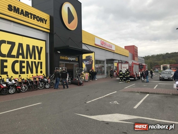Zdjęcie w galerii na portalu naszraciborz.pl: Zadymienie w Media Expert. Akcja strażaków w centrum handlowym przy Rybnickiej wiadomości z regionu