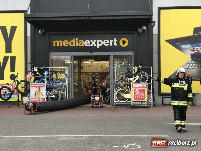Zdjęcie w galerii na portalu naszraciborz.pl: Zadymienie w Media Expert. Akcja strażaków w centrum handlowym przy Rybnickiej wiadomości z regionu