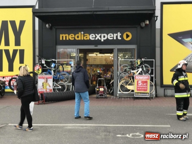 Zdjęcie w galerii na portalu naszraciborz.pl: Zadymienie w Media Expert. Akcja strażaków w centrum handlowym przy Rybnickiej wiadomości z regionu