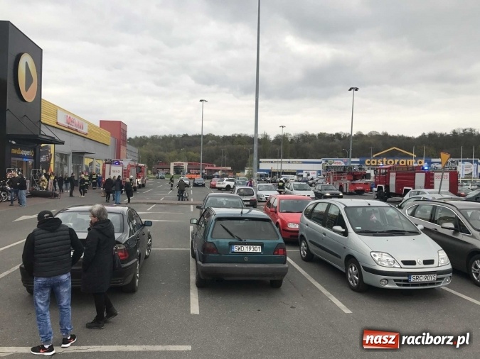 Zdjęcie w galerii na portalu naszraciborz.pl: Zadymienie w Media Expert. Akcja strażaków w centrum handlowym przy Rybnickiej wiadomości z regionu