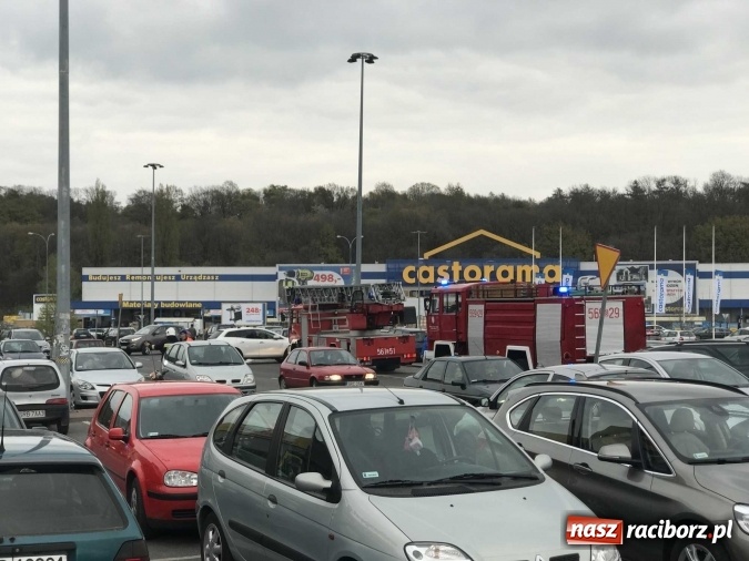 Zdjęcie w galerii na portalu naszraciborz.pl: Zadymienie w Media Expert. Akcja strażaków w centrum handlowym przy Rybnickiej wiadomości z regionu