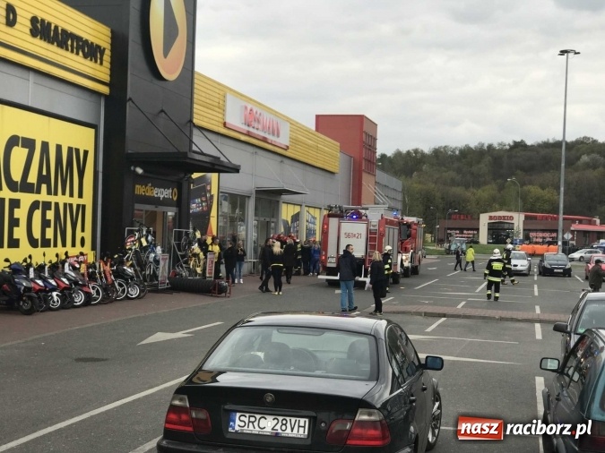 Zdjęcie w galerii na portalu naszraciborz.pl: Zadymienie w Media Expert. Akcja strażaków w centrum handlowym przy Rybnickiej wiadomości z regionu