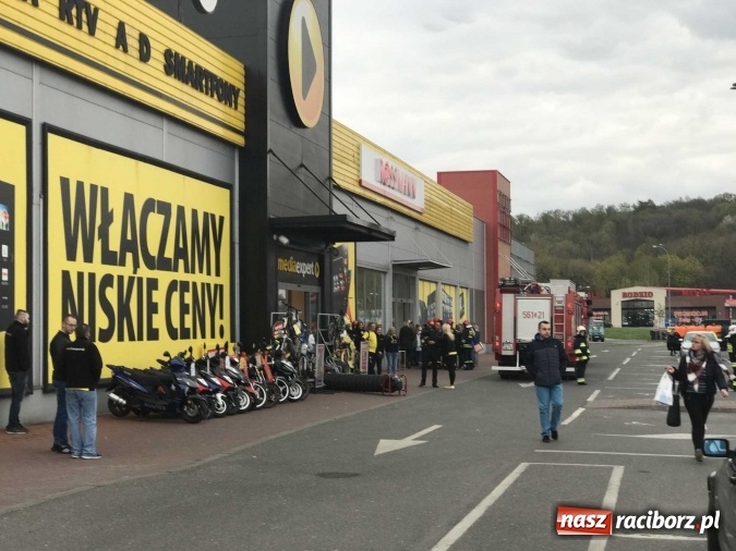 Zdjęcie w galerii na portalu naszraciborz.pl: Zadymienie w Media Expert. Akcja strażaków w centrum handlowym przy Rybnickiej wiadomości z regionu